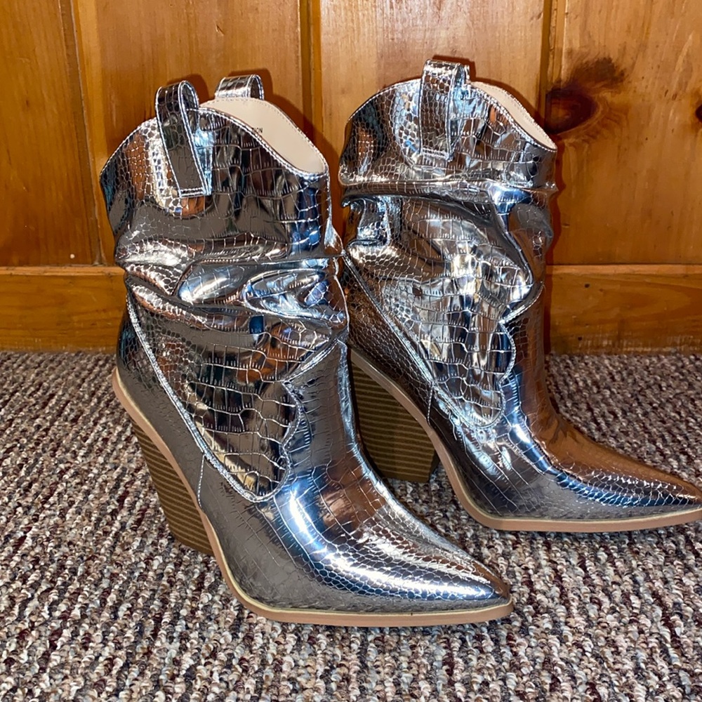 Cape Robbin metallic cowboy ankle boots. Excellent condition!!